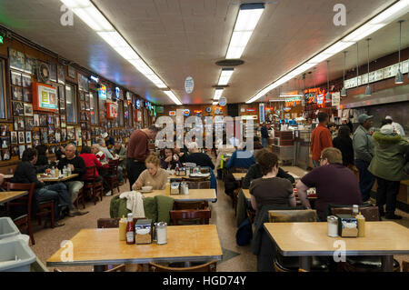 Profitez d'un client cachère au Katz's Deli Restaurant à Lower East Side de Manhattan, New York. Banque D'Images