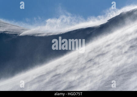 La neige soulevée par le vent, également connu sous le nom de spindrift, sur une crête élevée dans les montagnes de l'Oregon Wallowa. Banque D'Images