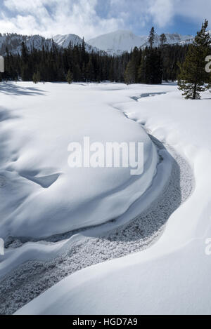 Le cours supérieur de la rivière Wallowa en hiver, les montagnes Wallowa, Oregon. Banque D'Images