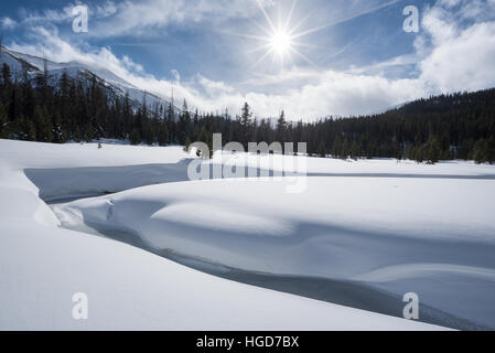 Le cours supérieur de la rivière Wallowa en hiver, les montagnes Wallowa, Oregon. Banque D'Images