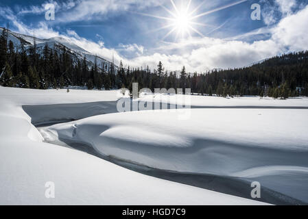 Le cours supérieur de la rivière Wallowa en hiver, les montagnes Wallowa, Oregon. Banque D'Images