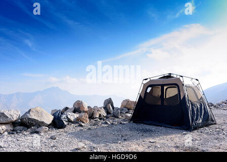 Belle vue sur la montagne de Jebel Al Siae à Ras Al Khaimah avec tente de camping. Banque D'Images