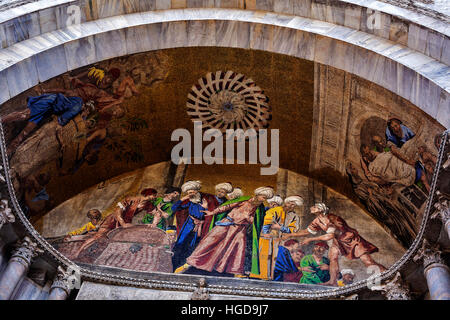 Peinture murale sur porte d'entrée de la Basilique de San Marco Venise Italie Banque D'Images