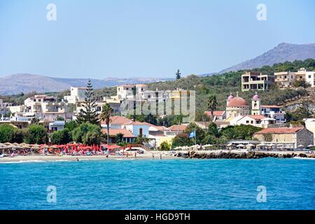 Vue sur la mer en direction de la plage et de l'église, Kalyves, Crète, Grèce, Europe. Banque D'Images