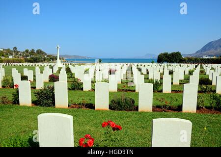 Vue sur la baie de Souda Cimetière de guerre des Alliés avec la mer Egée à l'arrière, la baie de Souda, en Crète, Grèce, Europe. Banque D'Images