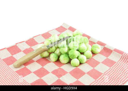 Choux de bruxelles frais (Brassica oleracea) sur une serviette de couleur rétro. Banque D'Images