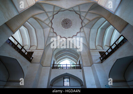 Plafond du pavillon central en plus ancien jardin persan subsistant dans l'Iran a appelé Fin (Jardin Bagh-e Fin), situé dans la ville de Kashan Banque D'Images