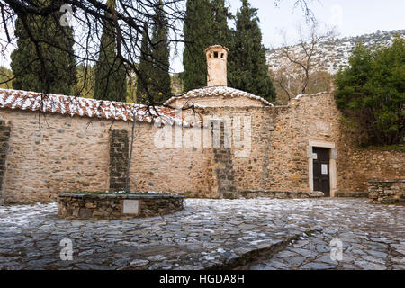 Old Stone monastère byzantin dans l'hiver, Kaisariani, Athènes, Grèce Banque D'Images