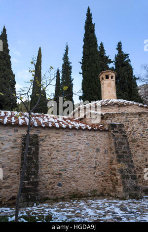 Old Stone monastère byzantin dans l'hiver, Kaisariani, Athènes, Grèce Banque D'Images