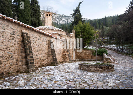 Old Stone monastère byzantin dans l'hiver, Kaisariani, Athènes, Grèce Banque D'Images