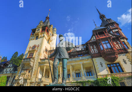 Roumanie, Prahova, Ville, Château de Peles de Sinaia, Carol I statue, Banque D'Images