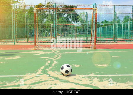 Balle en face de but futsal at outdoor street futsal avec sun flare pendant la journée Banque D'Images