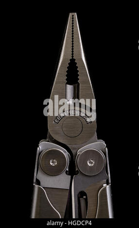 Leatherman Wave multitool sur fond noir Banque D'Images