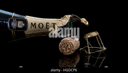 Ouvrir bouteille de Moët et Chandon brut Imperial champagne sur fond noir Banque D'Images