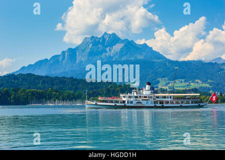 Stadt Luzern vapeur à aubes sur le lac des Quatre-Cantons Banque D'Images