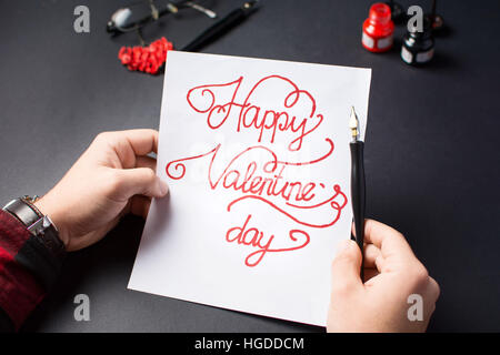 L'écriture d'une main d'hommes Saint-valentin calligraphie carte Banque D'Images