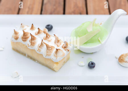 Dessert - Gâteau au fromage avec la crème glacée sorbet citron vert Banque D'Images