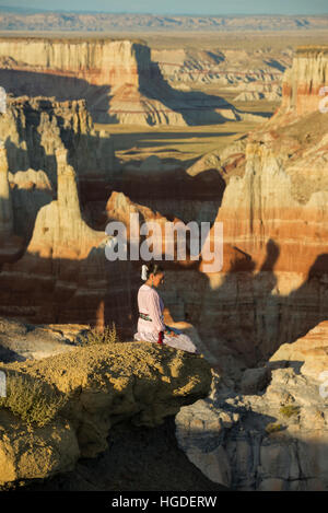 Au sud-ouest, Arizona, Navajo Indian Reservation, quatre coins, dîner femme en costume traditionnel, M. Banque D'Images