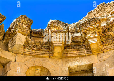 Nymphée décorations fontaine publique Ancienne ville romaine Jerash Jordanie. Jerash est arrivé au pouvoir, 300 BC à 100 AD et a été une ville dans 600 AD. Pas conq Banque D'Images