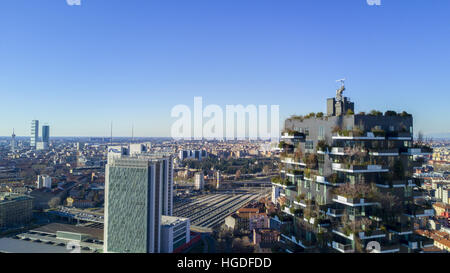 Vue aérienne de la forêt verticale, Milan, Italie et la gare de Garibaldi. Bosco verticale Banque D'Images