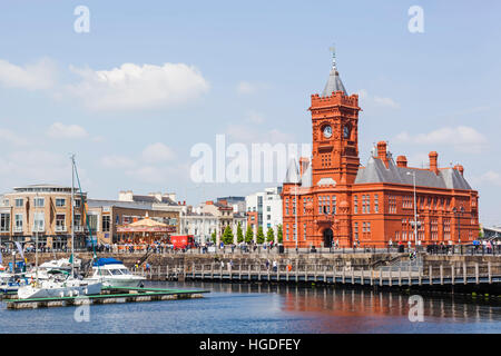 Pays de Galles, Cardiff, Cardiff Bay, Pierhead Building et Mermaid Quay Banque D'Images