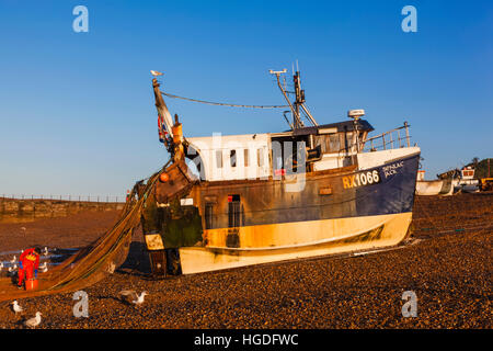 L'Angleterre, l'East Sussex, Hastings, bateau de pêche sur la plage Banque D'Images