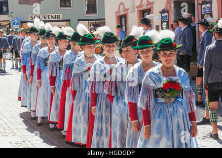 Germany, Bavaria, Munich, festival bavarois, les filles en costume traditionnel Banque D'Images