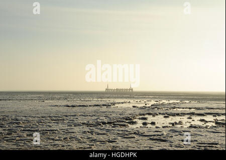 La glace de mer dans le haut de la plage à marée basse vers le St Annes Pier steamer jetty, St Annes, Lancashire, UK Banque D'Images