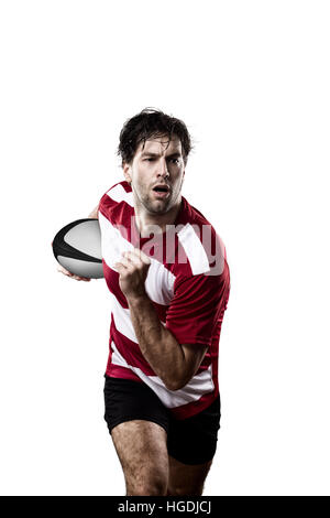 Joueur de Rugby dans un uniforme rouge d'exécution. Fond blanc Banque D'Images