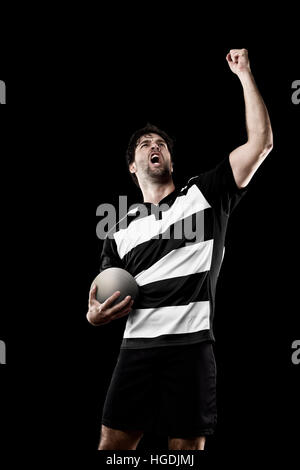 Joueur de Rugby dans un uniforme noir et blanc. Fond noir Banque D'Images