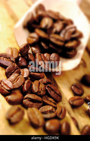 Les grains de café avec une cuillère en bois en arrière-plan de discussion Banque D'Images