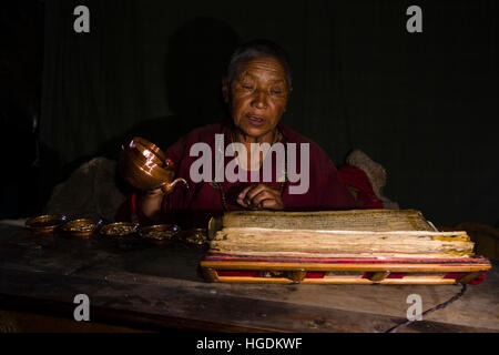 Chorten Ani, fille de Tashi Lama, célèbre une cérémonie religieuse, Praken Gompa, Manang, District de Manang, Népal Banque D'Images