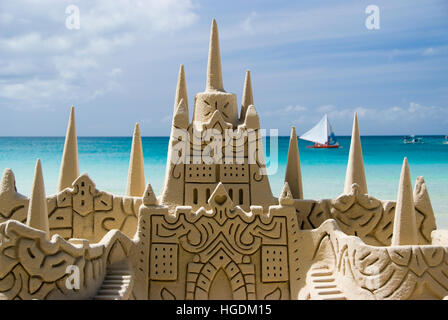 Château de sable sur la plage Blanche, Boracay, Philippines Banque D'Images