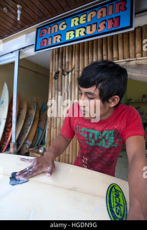 Surboard réparer Kuta Beach Bali Indonésie Banque D'Images