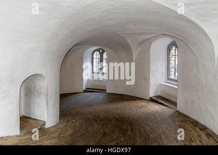 La Rundetaarn (tour ronde), est un bâtiment du xviie siècle situé dans le centre de Copenhague, au Danemark. Banque D'Images