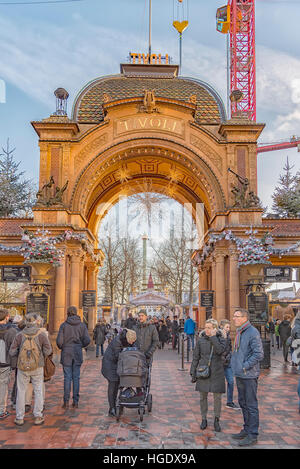 De nombreux clients heureux de quitter le parc d'attractions des Jardins de Tivoli à Copenhague. Banque D'Images