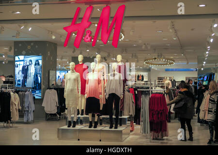 H M Magasin de vetements de l Interieur a Time Warner Center NEW YORK USA Photo Stock Alamy