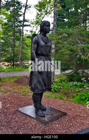 Maine ; Calais, Site international de l'île Sainte-Croix, statue en bronze d'une femme indienne Passamaquoddy Ivan Schwartz, Studio Banque D'Images