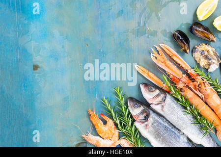 Des fruits de mer sur fond bleu Banque D'Images