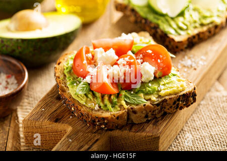 Toast à l'avocat avec des tomates et feta Banque D'Images