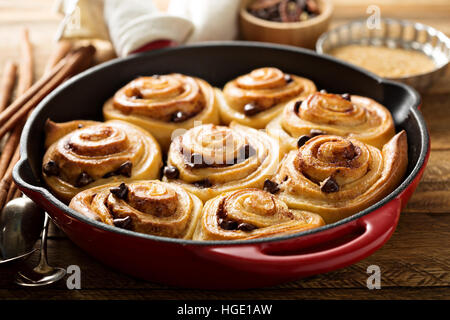 Brioches à la cannelle avec du chocolat Banque D'Images