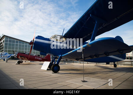 Un Antonow un biplan-2 à l'aéroport de Stuttgart à Stuttgart, Allemagne. Banque D'Images