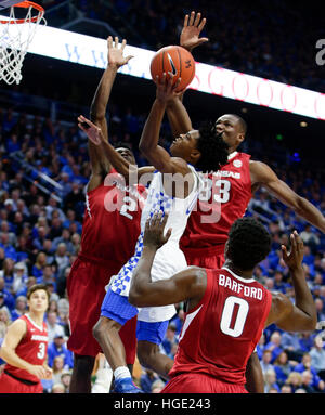 Lexington, Kentucky, USA. Feb 23, 2016. Kentucky Wildcats guard De'Aaron Fox (0) Vous avez le panier et la faute sur le lecteur comme l'Arkansas Kentucky joué le samedi 7 janvier 2017 à Lexington, KY. © Lexington Herald-Leader/ZUMA/Alamy Fil Live News Banque D'Images