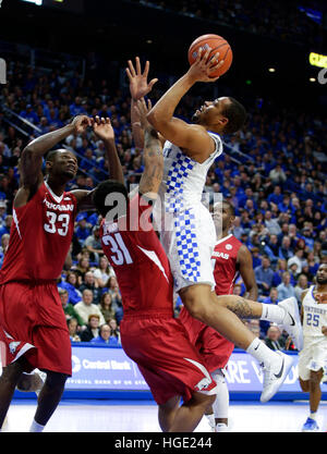 Lexington, Kentucky, USA. Feb 23, 2016. Kentucky Wildcats guard Ésaïe Briscoe (13) conduit à la Kentucky panier comme l'Arkansas a joué le samedi 7 janvier 2017 à Lexington, KY. © Lexington Herald-Leader/ZUMA/Alamy Fil Live News Banque D'Images