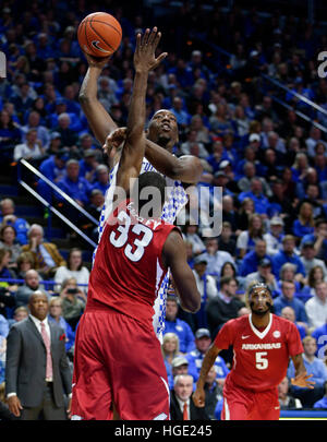 Lexington, Kentucky, USA. Feb 23, 2016. Kentucky Wildcats avant Bam Adebayo (3) avec comme base de raccordement court joué Kentucky Kentucky le samedi 7 janvier 2017 à Lexington, KY. © Lexington Herald-Leader/ZUMA/Alamy Fil Live News Banque D'Images