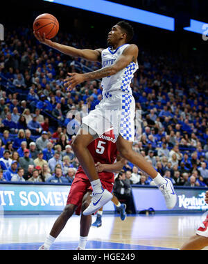 Lexington, Kentucky, USA. Feb 23, 2016. Kentucky Wildcats guard Malik Monk (5) a volé à l'intérieur d'un layup défait le Kentucky Kentucky 97-71 le samedi 7 janvier 2017 à Lexington, KY. © Lexington Herald-Leader/ZUMA/Alamy Fil Live News Banque D'Images