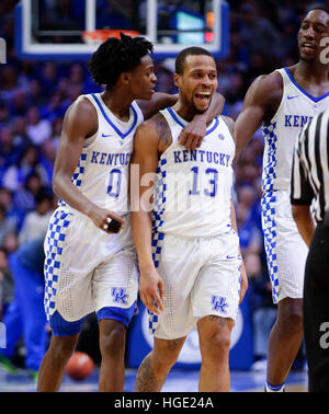 23 février 2016 - Lexington - Kentucky Wildcats guard De'Aaron Fox (0) a travaillé pour calmer le Kentucky Wildcats guard Ésaïe Briscoe (13) après qu'il a été renforcé sur tout en jetant au sol à partir d'un peu d'une échauffourée au Kentucky a défait l'Arkansas 97-71 le samedi 7 janvier 2017 à Lexington, KY. (Crédit Image : © Lexington Herald-Leader via Zuma sur le fil) Banque D'Images