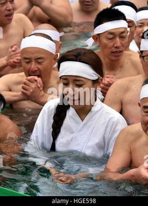 Tokyo, Japon. 8 janvier, 2017. Les participants prient absorbedly lors d'une nouvelle années arrosant d'eau froide annuel rituel dans le centre-ville de Tokyo par un froid dimanche de Janvier 8, 2017. Les praticiens de Shinto, une religion ethnique japonaise portant sur des pratiques rituelles à effectuer avec diligence, s'immerger dans l'eau glacée sous les températures glaciales dans le rituel de purification, d'avis de nettoyer l'esprit ou simplement pour montrer leur bravoure et d'endurance. © Natsuki Sakai/AFLO/Alamy Live News Banque D'Images