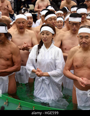 Tokyo, Japon. 8 janvier, 2017. Les participants prient absorbedly lors d'une nouvelle années arrosant d'eau froide annuel rituel dans le centre-ville de Tokyo par un froid dimanche de Janvier 8, 2017. Les praticiens de Shinto, une religion ethnique japonaise portant sur des pratiques rituelles à effectuer avec diligence, s'immerger dans l'eau glacée sous les températures glaciales dans le rituel de purification, d'avis de nettoyer l'esprit ou simplement pour montrer leur bravoure et d'endurance. © Natsuki Sakai/AFLO/Alamy Live News Banque D'Images