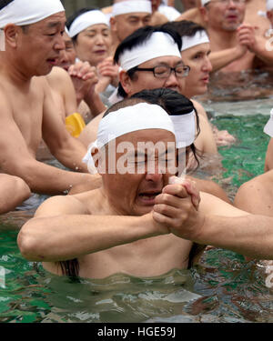 Tokyo, Japon. 8 janvier, 2017. Les participants prient absorbedly lors d'une nouvelle années arrosant d'eau froide annuel rituel dans le centre-ville de Tokyo par un froid dimanche de Janvier 8, 2017. Les praticiens de Shinto, une religion ethnique japonaise portant sur des pratiques rituelles à effectuer avec diligence, s'immerger dans l'eau glacée sous les températures glaciales dans le rituel de purification, d'avis de nettoyer l'esprit ou simplement pour montrer leur bravoure et d'endurance. © Natsuki Sakai/AFLO/Alamy Live News Banque D'Images